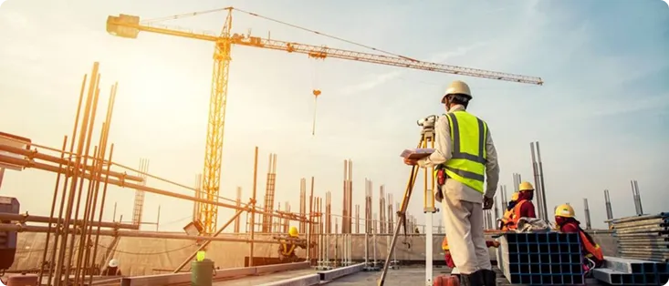 Equipo trabajando en obra - misión